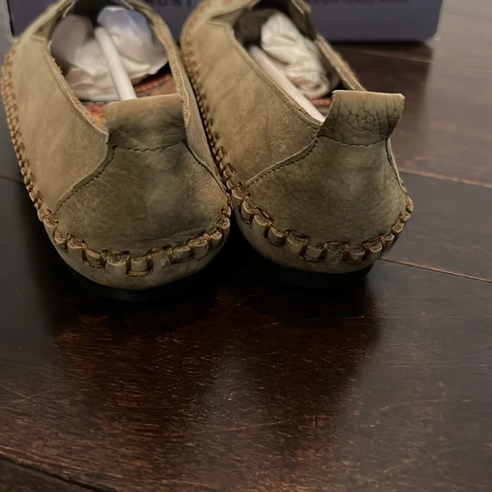 Hush Puppies Olive leather loafer NIB 7